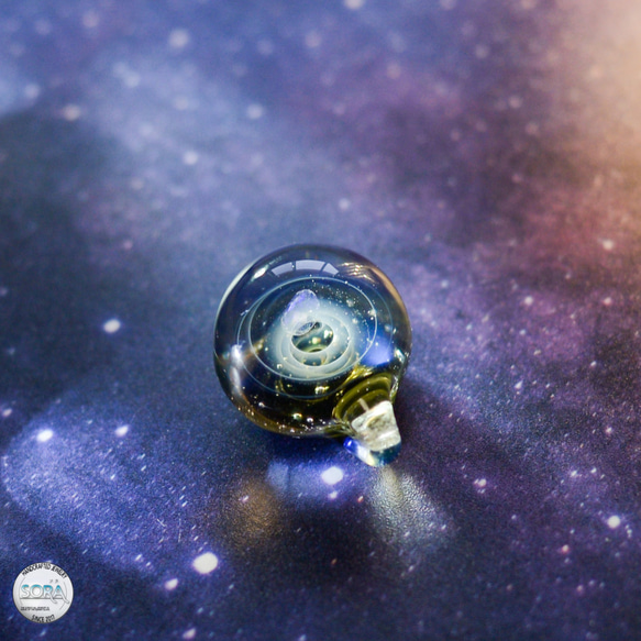 レインボーオパール入り　ゴールドイエローの螺旋の宇宙ペンダント 3枚目の画像