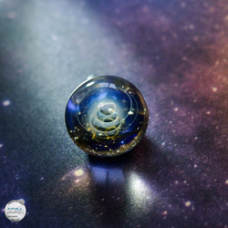 レインボーオパール入り　ゴールドイエローの螺旋の宇宙ペンダント 5枚目の画像