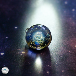 レインボーオパール入り　ゴールドイエローの螺旋の宇宙ペンダント 6枚目の画像