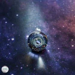 レインボーオパール入り　透明の螺旋と銀河の宇宙ペンダント 2枚目の画像