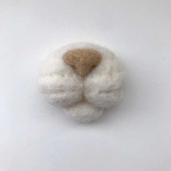 猫鼻ブローチ　白×茶 1枚目の画像