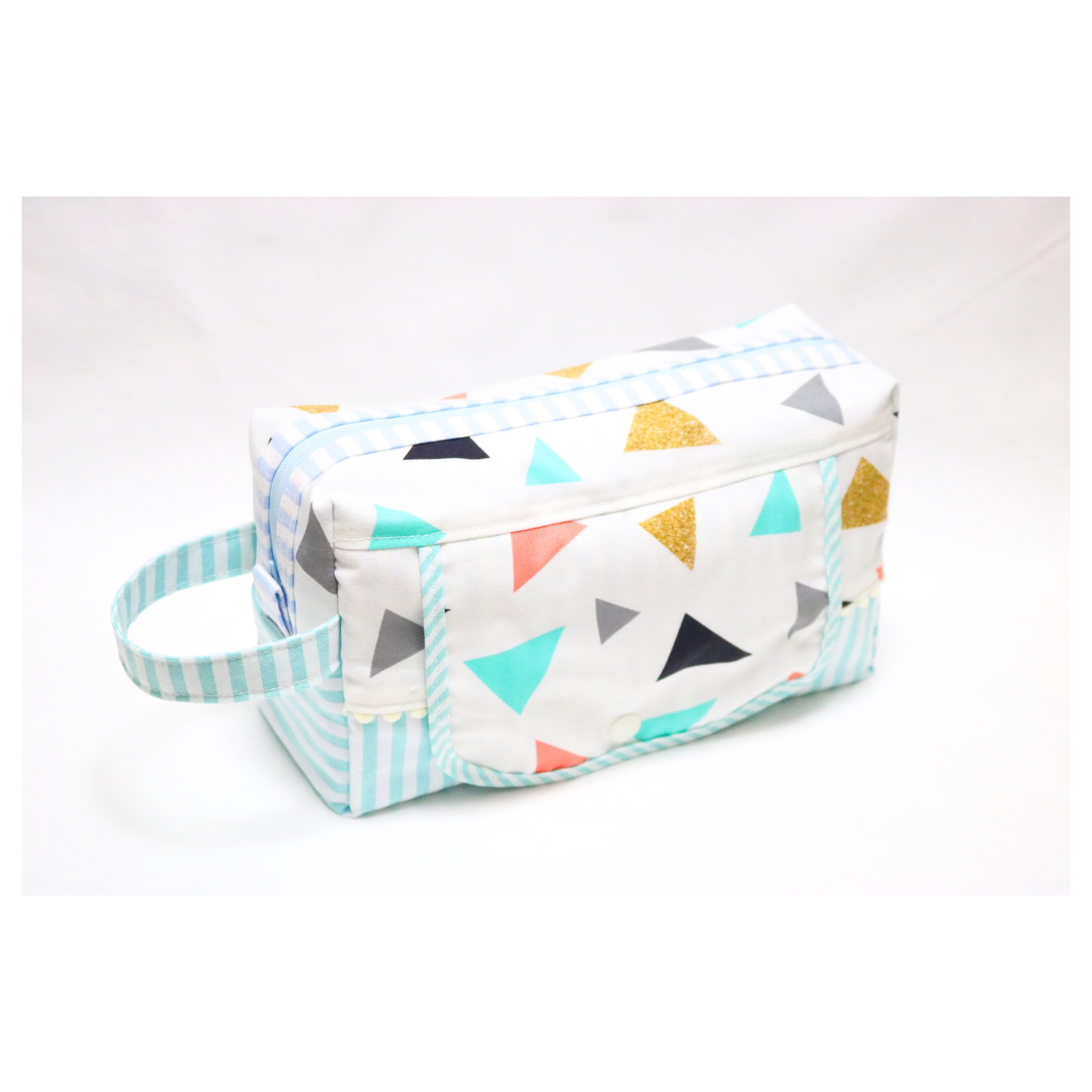 場所を選ばずかけられる出産祝いに人気なおしりふきポケット付きオムツポーチ「 トライアングル 」 4,648円