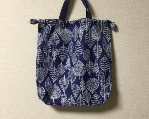 北欧柄サブバッグ（ナイロンバッグ、エコバッグ、巾着、撥水生地、紺色