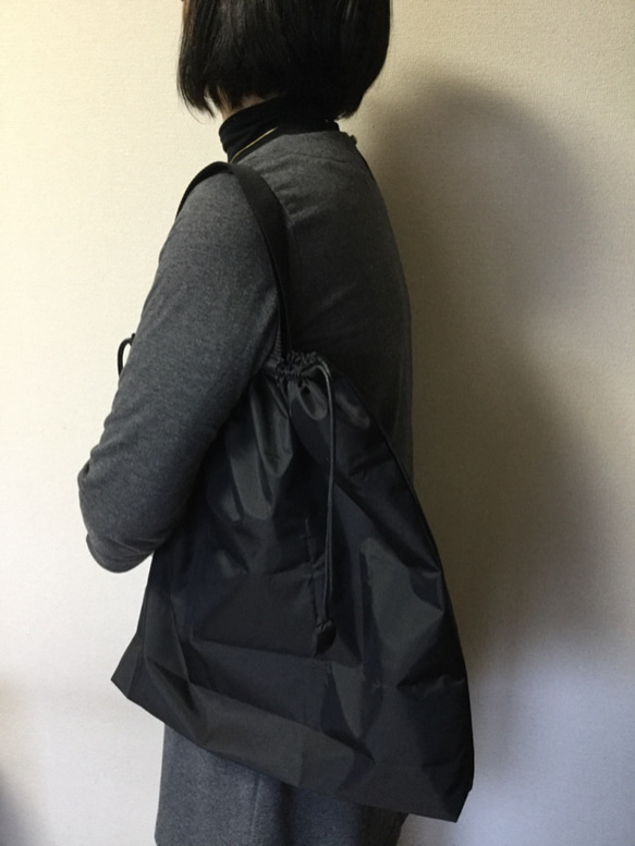 やや大きめサブバッグ(黒、無地、式用、巾着、エコバッグ、撥水、収納ケース付き、ナイロン） 5枚目の画像