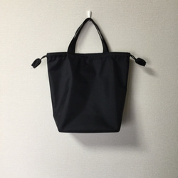negoland ナイロン底板付き黒色無地巾着型トートバッグ（巾着袋、撥水、ナイロン） 1枚目の画像