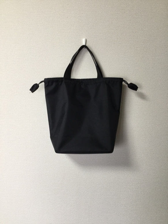 negoland ナイロン底板付き黒色無地巾着型トートバッグ（巾着袋、撥水、ナイロン） 1枚目の画像