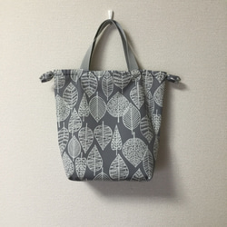 【再販です！】　ナイロン底板付きグレー北欧柄巾着型トートバッグ（巾着袋、撥水、ナイロン） 1枚目の画像