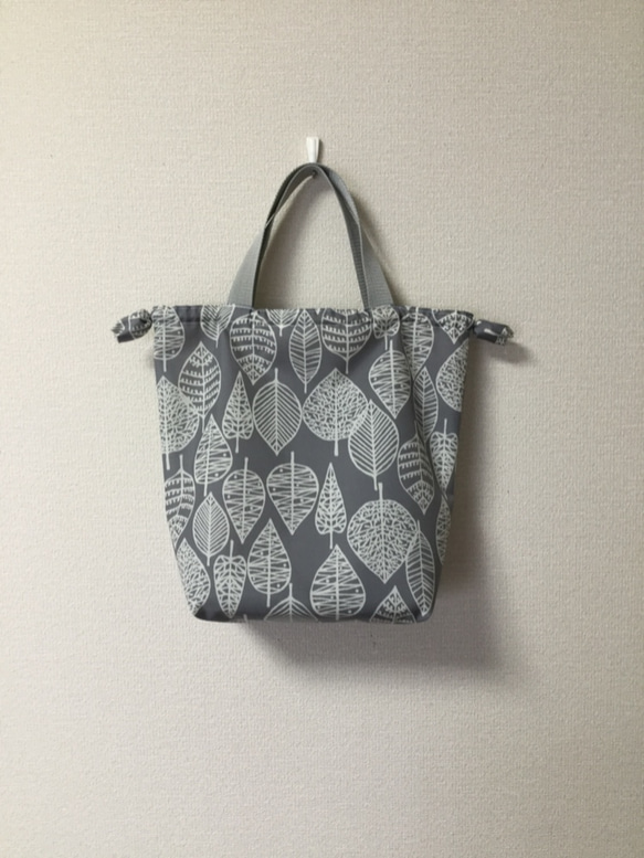 【再販です！】　ナイロン底板付きグレー北欧柄巾着型トートバッグ（巾着袋、撥水、ナイロン） 1枚目の画像