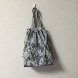 【再販です！】　ナイロン底板付きグレー北欧柄巾着型トートバッグ（巾着袋、撥水、ナイロン） 2枚目の画像
