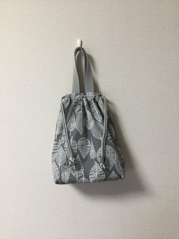 【再販です！】　ナイロン底板付きグレー北欧柄巾着型トートバッグ（巾着袋、撥水、ナイロン） 2枚目の画像