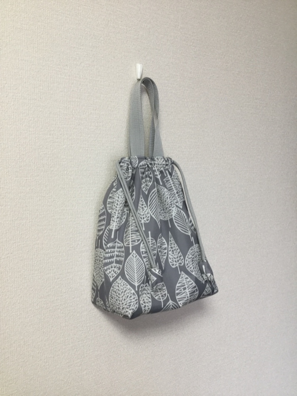 【再販です！】　ナイロン底板付きグレー北欧柄巾着型トートバッグ（巾着袋、撥水、ナイロン） 3枚目の画像