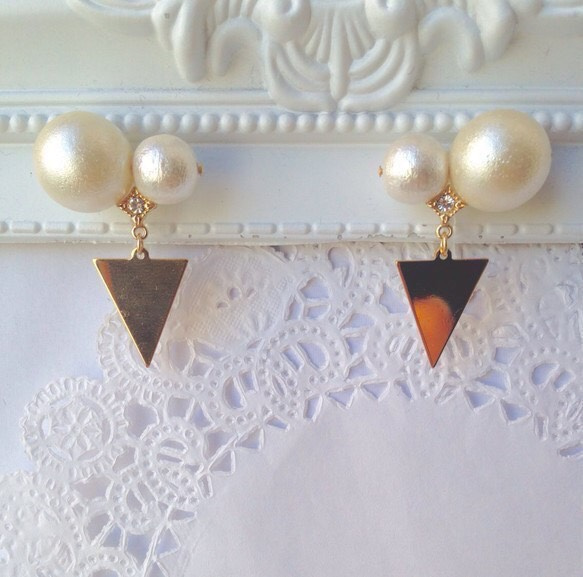 twin pearl triangle metalplate pierce/earring 1枚目の画像