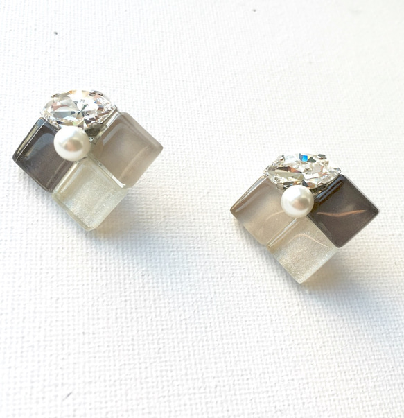 gray gradation earring 2枚目の画像