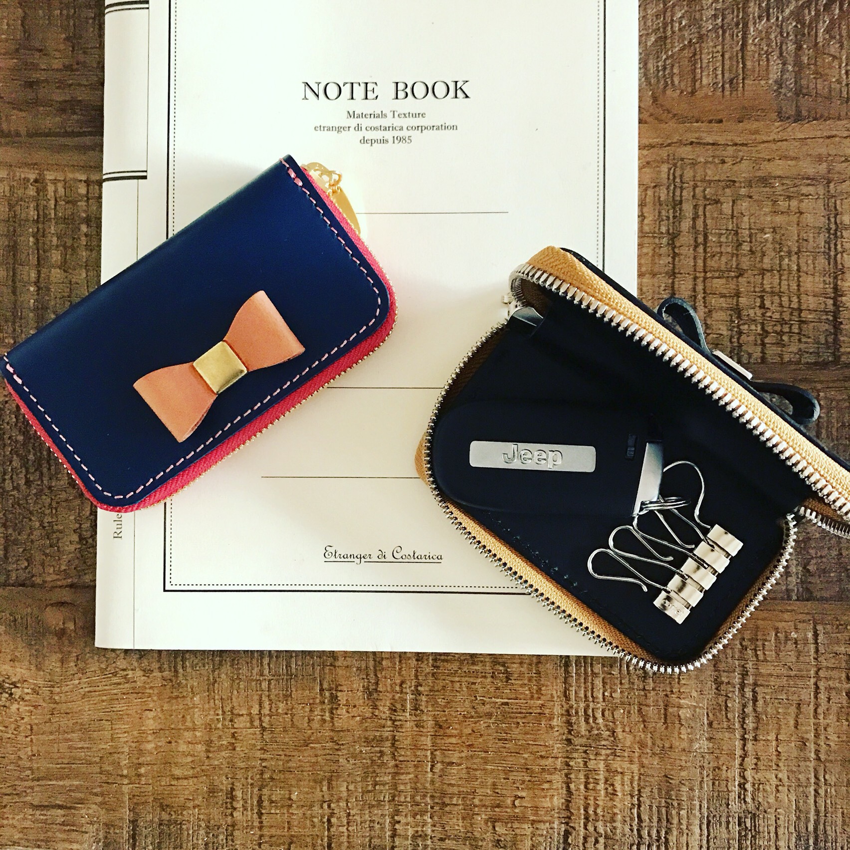 イタリアンレザーブッテーロのリボン付きラウンドファスナーキーケース