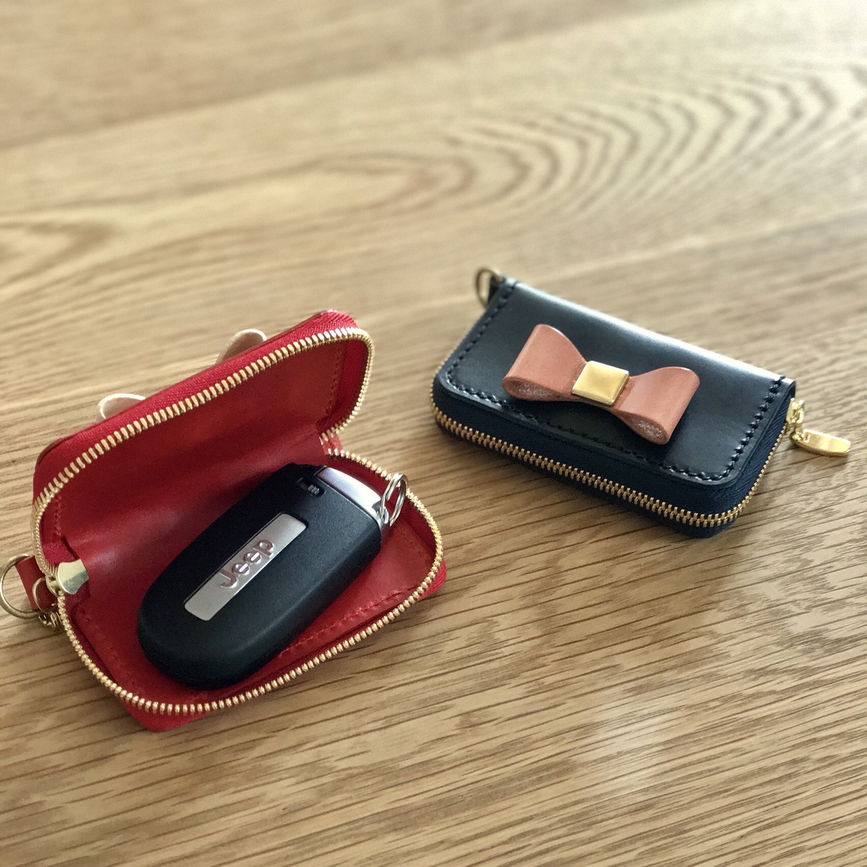 イタリアンレザーブッテーロのリボン付きラウンドファスナースマートキーケース