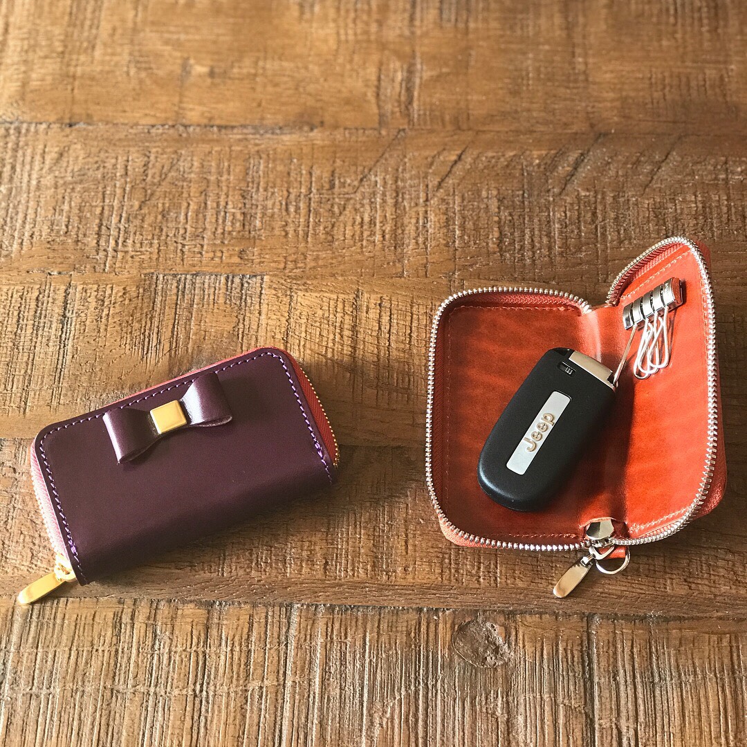 革の宝石ルガトーのリボン付きラウンドファスナーキーケース