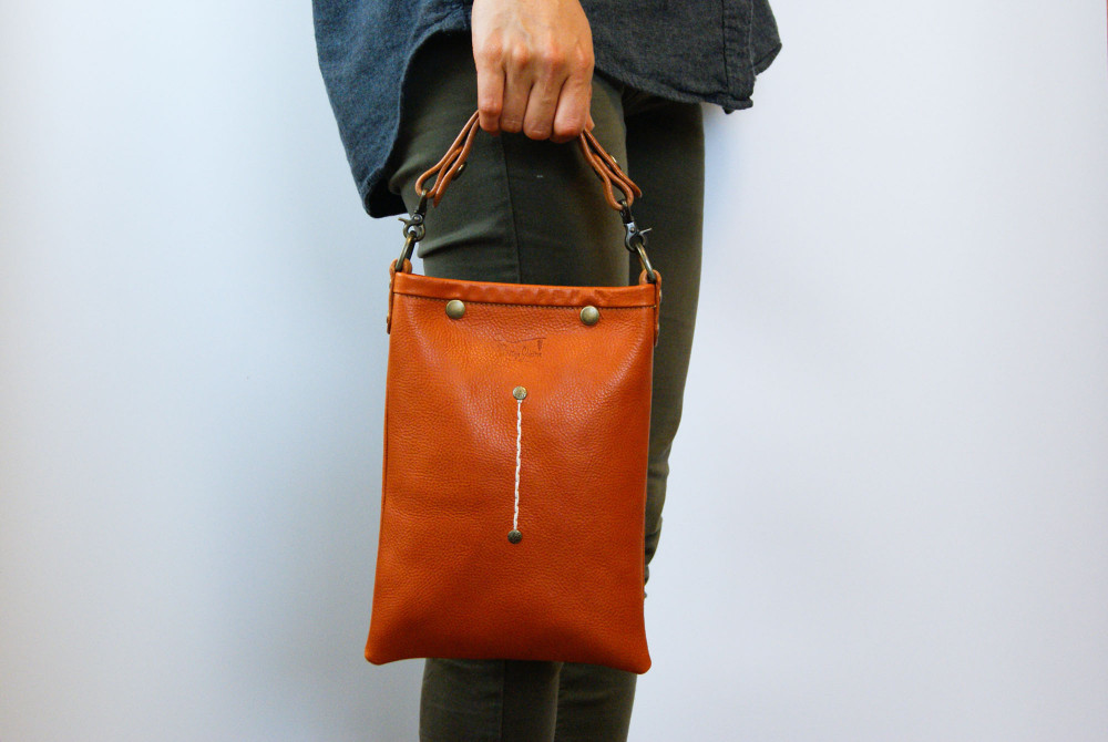 【サコッシュ　ポシェット　革かばん】本革：高品質イタリアンレザーを使ったハンドメイドのかばん