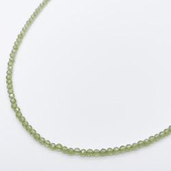 極小粒のペリドットネックレス チョーカー 35cm 38cm 40cm 金属アレルギー対応 8月誕生石 形状記憶ワイヤー 3枚目の画像