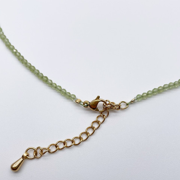 極小粒のペリドットネックレス チョーカー 35cm 38cm 40cm 金属アレルギー対応 8月誕生石 形状記憶ワイヤー 4枚目の画像