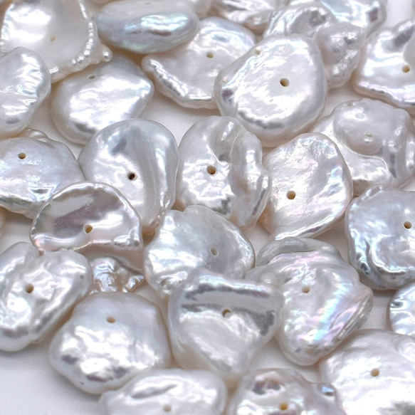 大粒 オーロラ花びら 淡水ケシパール 連40cm 真珠 扁平 縦穴 ルース 10mm~12mm シルバーホワイト系 2枚目の画像