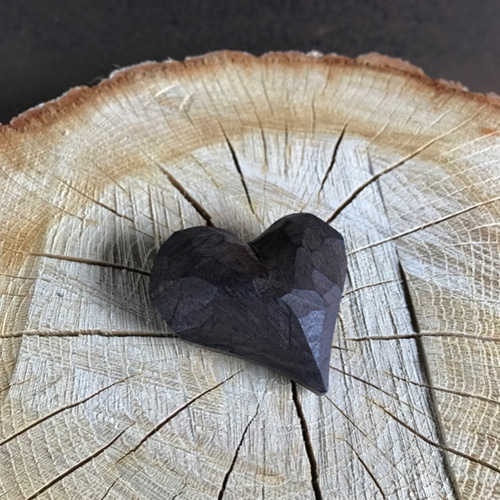 ハート、お守り、木彫り、オブジェ 彫刻 Makigai Bag Shop 通販