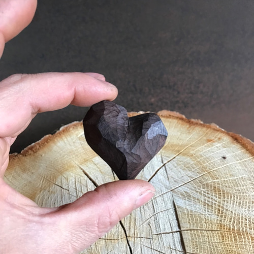 ハート、お守り、木彫り、オブジェ 彫刻 Makigai Bag Shop 通販