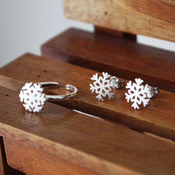 雪の結晶ピアス スノーフレーク A-223 2枚目の画像