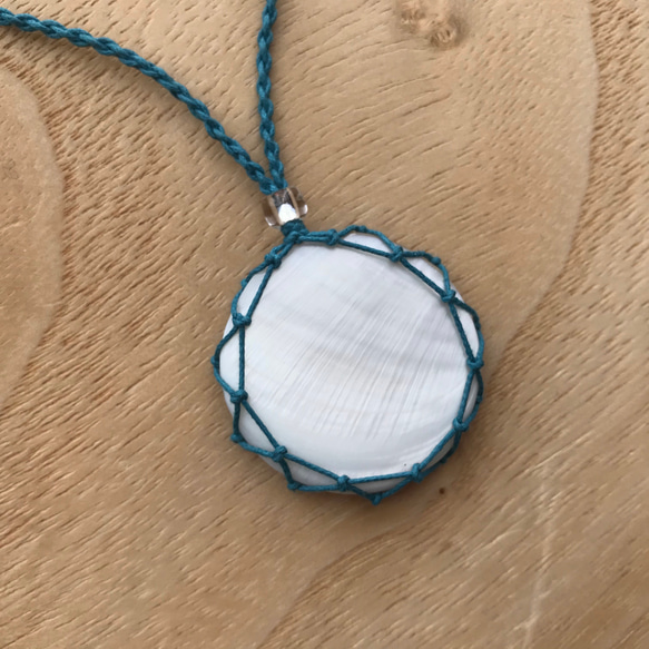 まんまるヒレイケチョウガイの糸かけネックレス【ブルー】 2枚目の画像