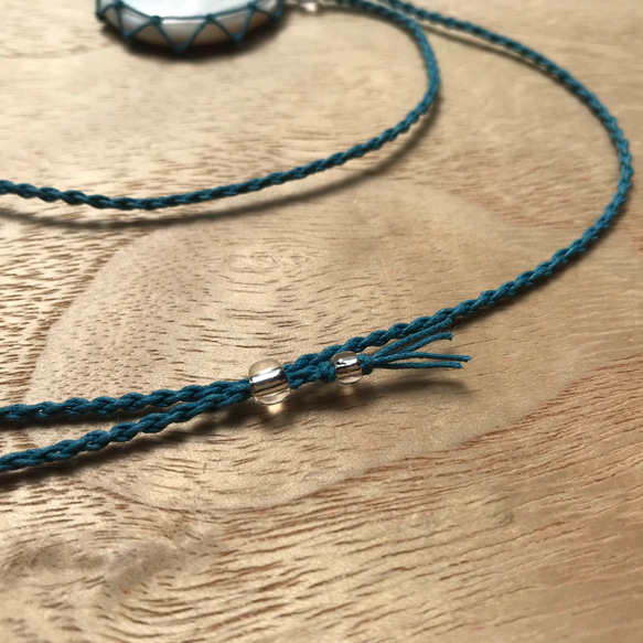 まんまるヒレイケチョウガイの糸かけネックレス【ブルー】 6枚目の画像