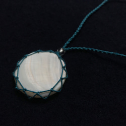 まんまるヒレイケチョウガイの糸かけネックレス【ブルー】 8枚目の画像