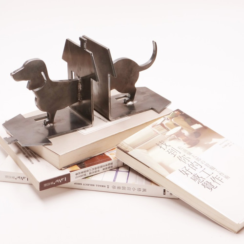 鉄の犬のブックエンド/本棚無邪気な犬 その他雑貨 Metalwithwood