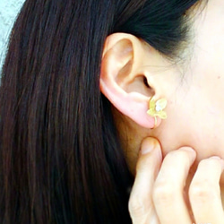 (軟骨クリップ)金箔×オフホワイト紫陽花とコットンパールの耳飾り/重ね付けでぐっと華やかに/受注制作 4枚目の画像