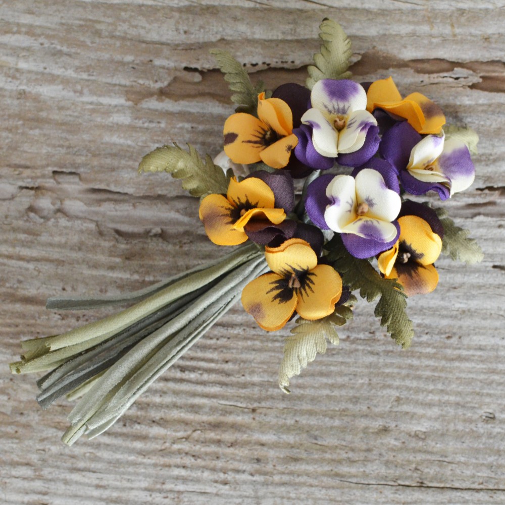 【特集掲載】染め花・ビオラの花束のコサージュ（オレンジ×パープル）／入学式・入園式・卒業式・卒園式、春の装いにお勧めです
