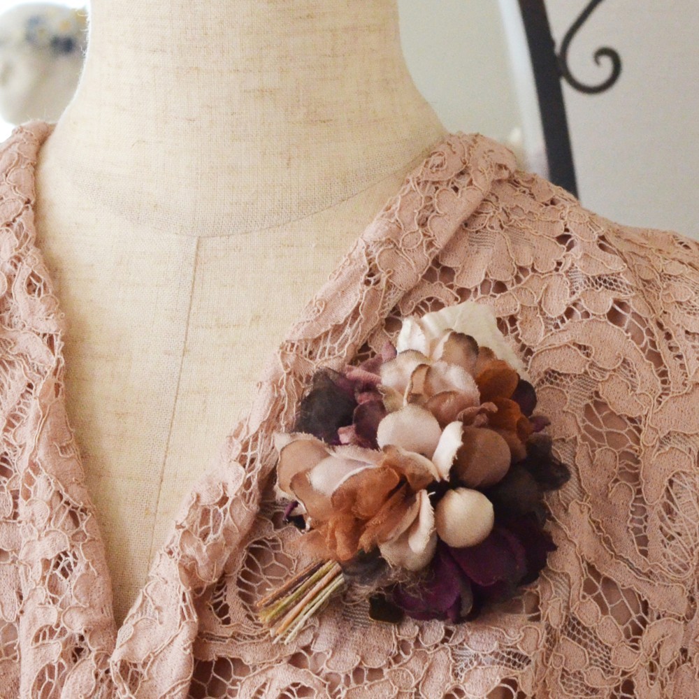 染め花・枯れた紫陽花のヘアクリップ付コサージュ／入学式・入園式・卒業式・卒園式にもお勧めです