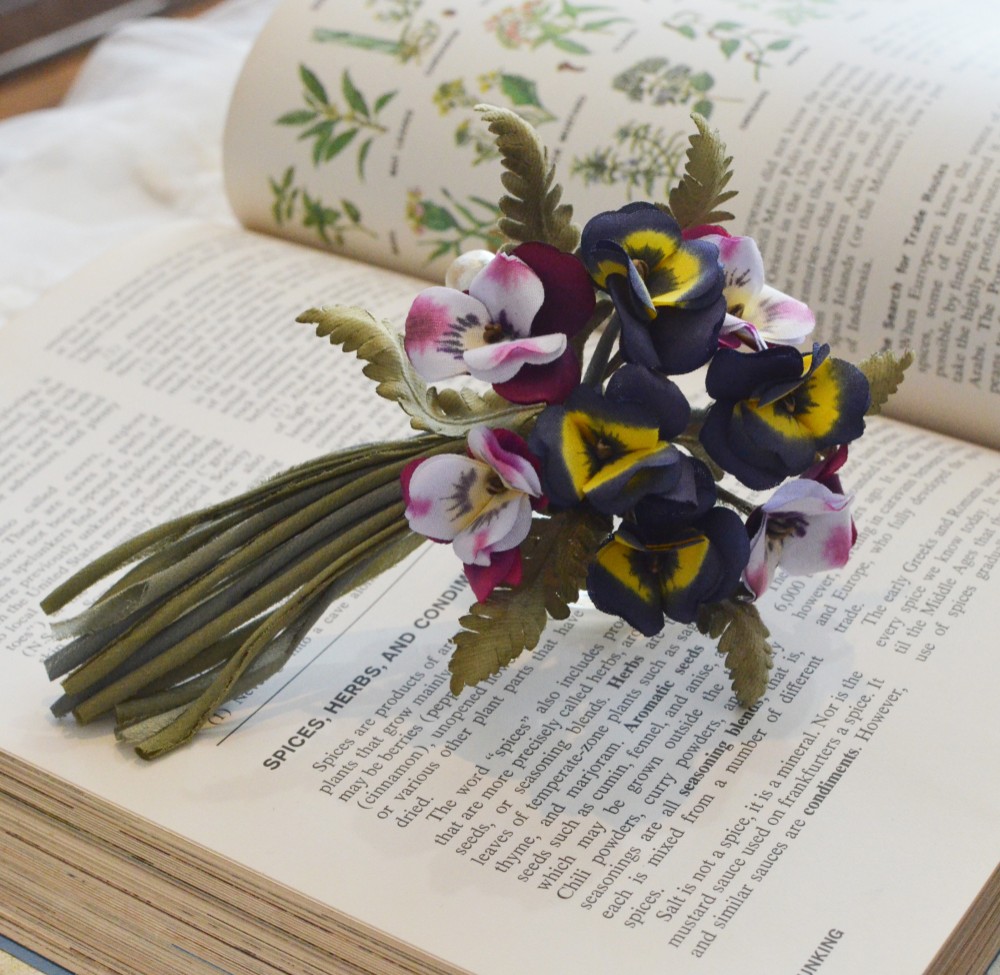 染の草花・ビオラ花束のコサージュ（ネービー×ピンク）／入学式・卒業式・入園式・卒園式にもお勧め