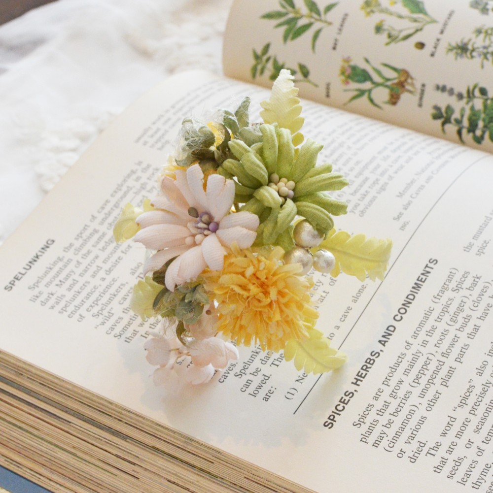 染め花・タンポポとモドキのクリップ付コサージュ／入学式・入園式・卒業式・卒園式にもお勧め