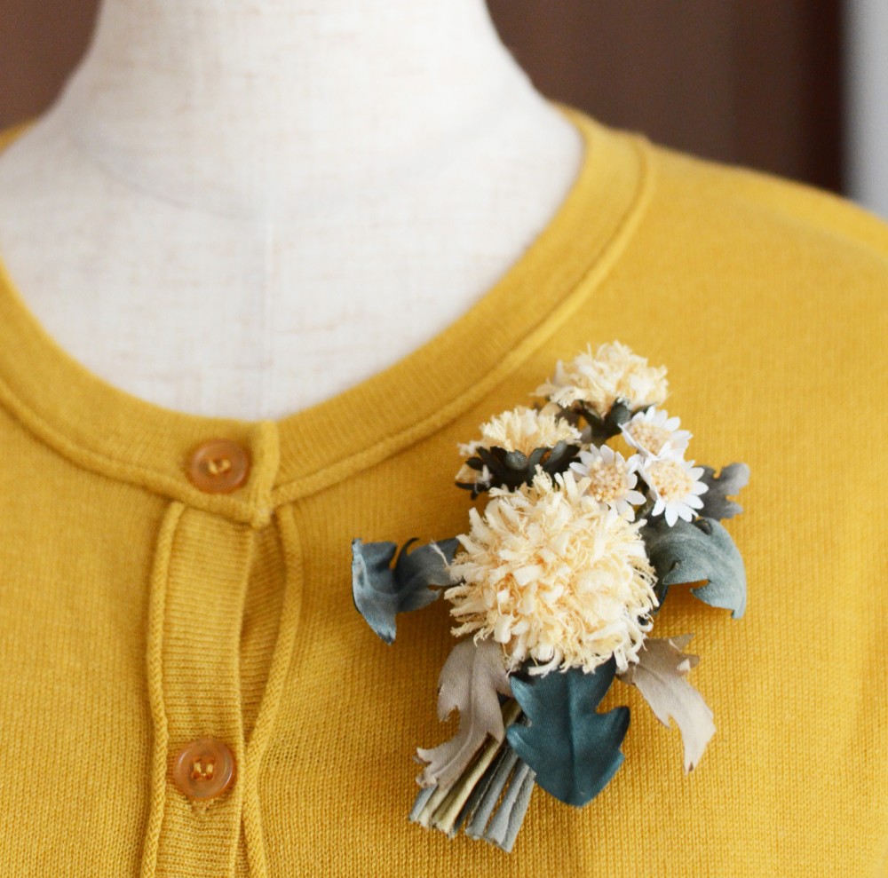 染め花／タンポポとミニデージーを摘んで花束にしたコサージュ/入学式・入園式・卒業式・卒園式、春の装いにお勧めです