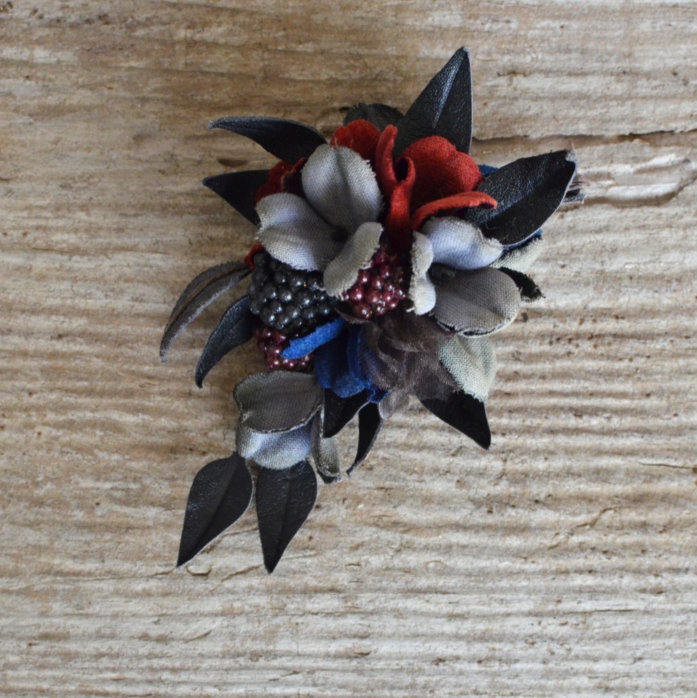 染め花ブラックベリーとんがり葉コサージュ