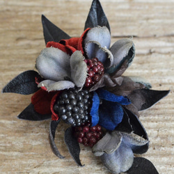 染め花ブラックベリーとんがり葉コサージュ 3枚目の画像