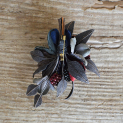 染め花ブラックベリーとんがり葉コサージュ 2枚目の画像