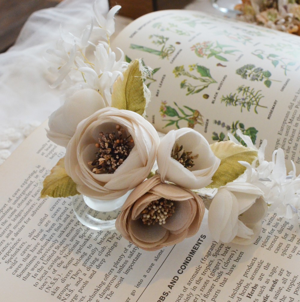 母の日／染め花・象牙色の花コサージュ・布花／入学式・入園式にもお勧め