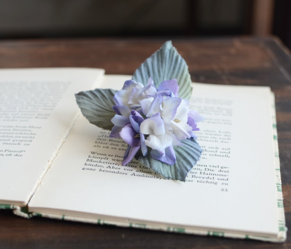 染め花・紫陽花のコサージュ(葉３枚)／コーム付き