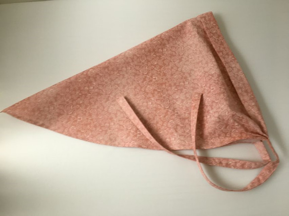 ギャザーバブーシュカ三角巾　ピンク×ピンクフラワー 7枚目の画像