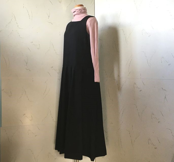 ブラックウール無地 スクエアネック・タックプリーツジャンパー