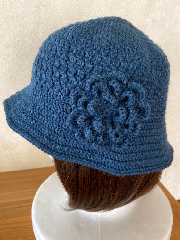 新品ローズバッドROSEBUDコサージュ付きニット帽ビーニーブルー水色ブラック青 かぎ針編み*ニット帽子*クロッシェ*ウール*お花のコサージュ