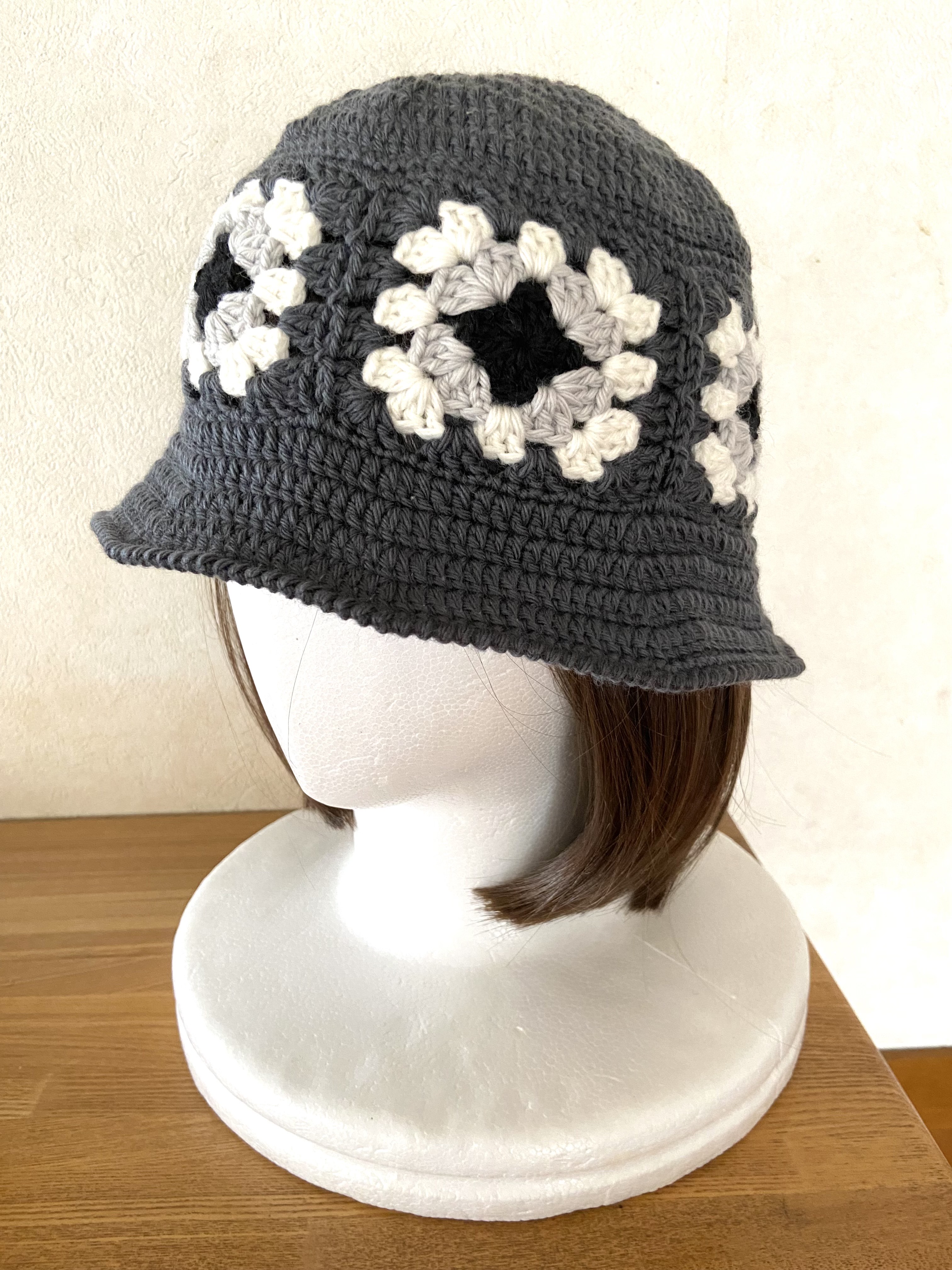 グラニースクエアのハット*ダークグレー*ニットクロッシェ*モチーフ