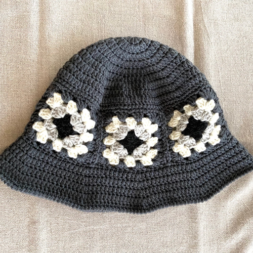 Y.A.R.N クロスモチーフ ニットハット ブラック Y.A.R.N クロスモチーフ ニットハット ブラック Y.A.R.N クロス