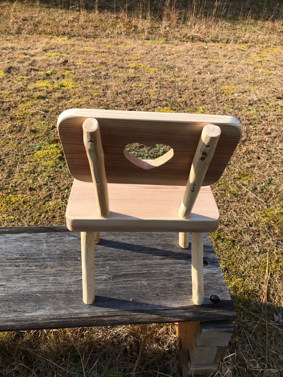 ハート付き子供椅子　吉野杉　無塗装品　無垢材　ベビーキッズ 5枚目の画像