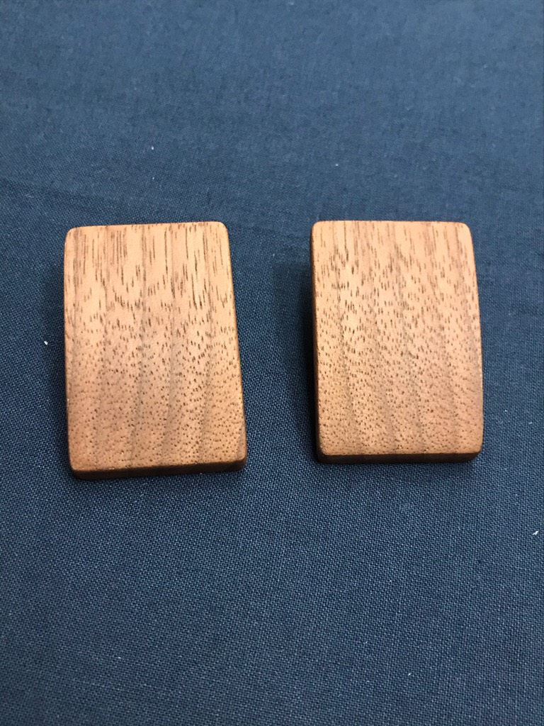 アール付きウォールナットのピアス　黒茶色　無垢材　ハンドメイド 4,620円