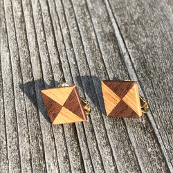 三角寄木の菱形イヤリング　楢木とウォールナット　無垢材木製アクセサリー　ハンドメイド　 2枚目の画像